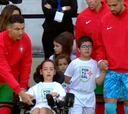 Cristiano salta al campo con esta niña y lo que hace debe verse en todo el planeta