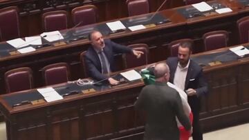 Una pelea a puñetazos en el Congreso de Italia termina con un parlamentario evacuado en silla de ruedas
