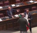 Una pelea a puñetazos en el Congreso de Italia termina con un parlamentario evacuado en silla de ruedas