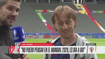 Un periodista le hace este regalo a Modric y le emociona tanto... que le promete su camiseta de hoy contra España