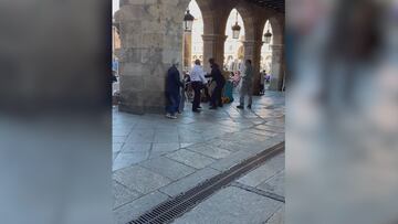 Un hombre se lía a latigazos con un camarero en plena Plaza Mayor de Salamanca