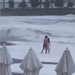 Una mujer desaparece debido al fuerte oleaje mientras paseaba con su pareja: el vídeo es agónico