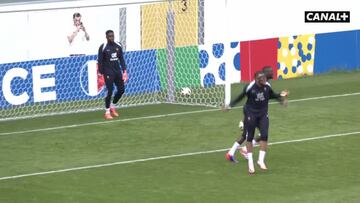 La celebraci¨®n de Mbapp¨¦ con su m¨¢scara en el entrenamiento que desat¨® las risas de todos: no se pudo contener