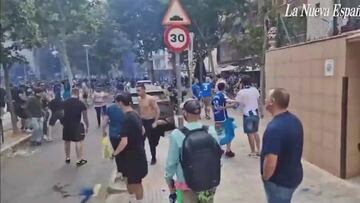 Uno del Oviedo lanza una botella a aficionados del Espanyol y a los 2″ le estalla otra en la cabeza así 