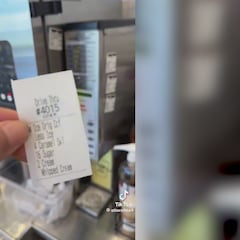 Un trabajador de ‘Dunkin’ en Estados Unidos revela y muestra el exceso de azúcar que pide un cliente en su café