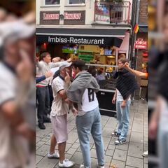 Pelea entre alemanes e ingleses en plena calle durante la Euro: vean lo que hace el español para intentar pararla