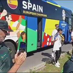 Los tres gritos virales de Morata posando con agentes de la Policía Nacional