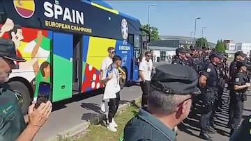 Los tres gritos virales de Morata posando con agentes de la Polic¨ªa Nacional