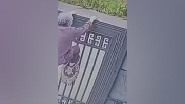 A 92-year-old woman with Alzheimer’s scales a 7-foot fence to escape a nursing home