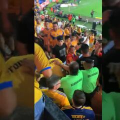 Vídeo: Sacan a aficionado del América del ‘Volcán’ por intentar agredir a Gignac