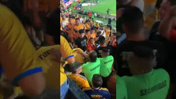 Vídeo: Sacan a aficionado del América del ‘Volcán’ por intentar agredir a Gignac