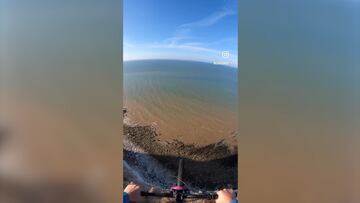 Salta por un precipicio y en el vacío tira su bicicleta: el vídeo que quita el hipo a todo el que lo ve