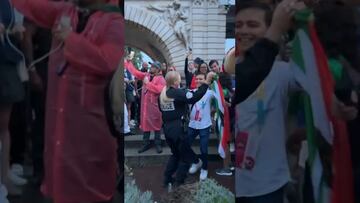 Mexicanos ponen a bailar a policías en París con ‘La Chona’