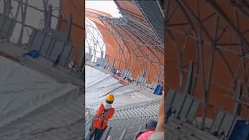 Trabajador del Foro Sol se salvó tras quedar colgado del techo del inmueble