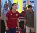 Emocionante y duro a la vez: ovación en el aeropuerto de Madrid al llegar Carolina Marín