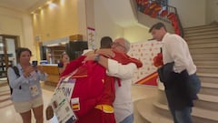 El abrazo de Jordan Díaz con Raúl Chapado y Alejandro Blanco tras el oro