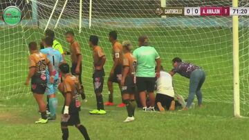 La roja más surrealista del año: avisan al árbitro de lo que estaba haciendo mientras atendían a un rival y le expulsa