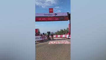 Lo que nunca se puede hacer llegando a meta: tremendo lo que pasó para que ganará Roglic