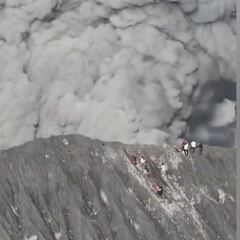 El momento en el que un volcán entra en erupción y pilla a 50 personas allí: el vídeo es salvaje