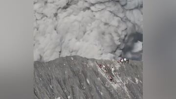 El momento en el que un volcán entra en erupción y pilla a 50 personas allí: el vídeo es salvaje