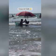 La surrealista manera de ‘guardar’ sitio en primera línea de playa de este señor en Cádiz