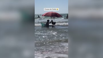 La surrealista manera de ¡®guardar¡¯ sitio en primera l¨ªnea de playa de este se?or en C¨¢diz
