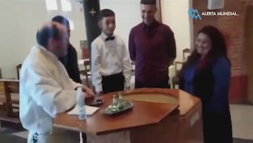 Un cura le pregunta a un niño durante un bautizo si quiere ser ”Cristiano”: la respuesta es lo mejor que verán hoy