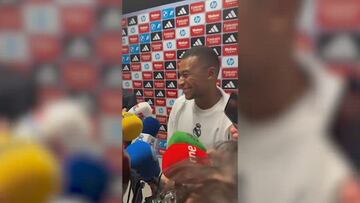 Mbappé interrumpe al periodista para corregirle la pregunta y dejar la zona mixta a carcajadas
