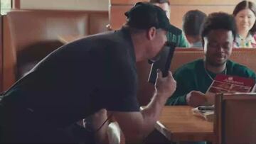 Dan Campbell astonishes fans with hilarious, stellar acting in Applebee’s commercial