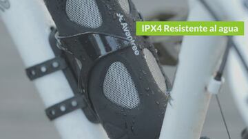 Este altavoz Bluetooth incluye un soporte para llevarlo en la bicicleta