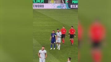Cristiano va a calmar a Modric cuando le protestaba al árbitro y la reacción de ambos enamora al madridismo