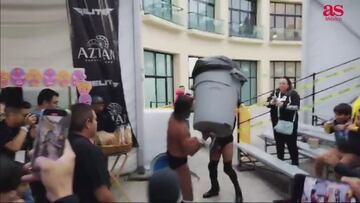 Negro Casas lucha con Fuerza Guerrera entre el público