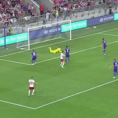 Regocijo del Barça y el culé lo que hace Lewandowski dentro del área: con 36 años y a este nivel asusta...