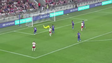 Regocijo del Barça y el culé lo que hace Lewandowski dentro del área: con 36 años y a este nivel asusta...