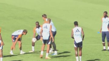 El vídeo que muestra el ambiente del vestuario madridista: Mbappé en el medio sin poder salir y reaccionan así