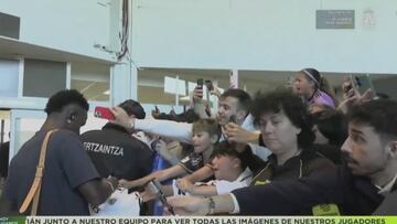 Mbappé se paró en mitad del recibimiento para dejar este momentazo con un bebé