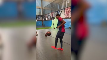 Los trucos de Lamine Yamal con una pelota de baloncesto que hipnotizan