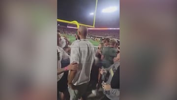 Un campeón de la NBA recibe un puñetazo durante una pelea en un partido de fútbol americano