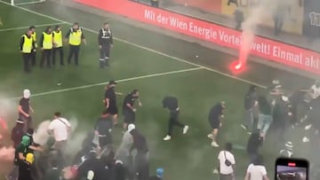 Vergonzosas imágenes en el derbi de Viena: hacía tiempo que no se vía algo así sobre un terreno de juego