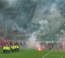 Escenas de puro terror en el derbi de Viena: ultras del Rapid atacaron la grada visitante