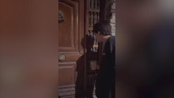 Vuelve de fiesta sin llaves y toca a la puerta para que le abra su perro: lo que ocurre es brutal