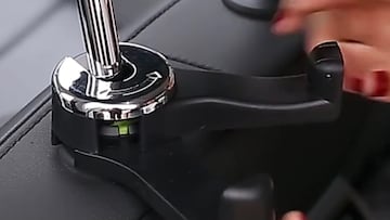 El soporte de móvil para reposacabezas que también funciona como gancho