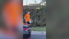 Un aficionado del Madrid acude al recibimiento del autobús del Atleti: vean cómo le esperan