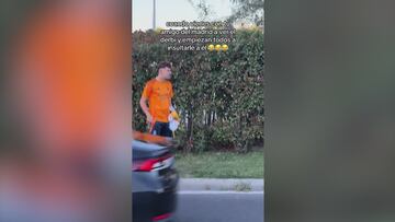 Un aficionado del Madrid acude al recibimiento del autobús del Atleti: vean cómo le esperan