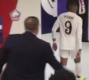 Una cámara fija capta el momento en el que Mbappé entra al vestuario: su gestualidad lo dice todo