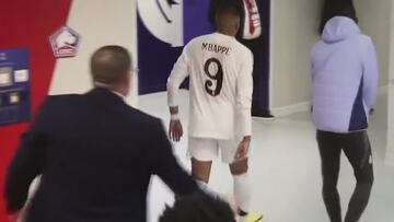 Una cámara fija capta el momento en el que Mbappé entra al vestuario: su gestualidad lo dice todo