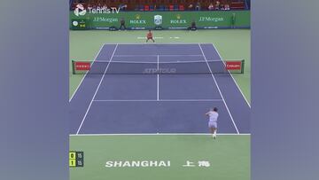 Alcaraz alarga su racha para barrer a Shang en Shanghái