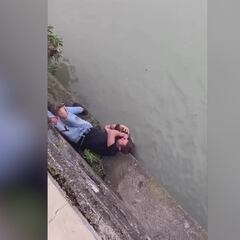 Un hombre rescata a un perro que está atrapado en un río: lo que hace el animal después se viraliza