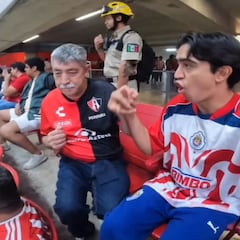 Aficionado ciego de Atlas recibe apoyo de uno de Chivas para narrarle el Clásico Tapatío