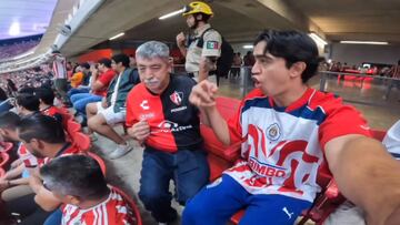 Aficionado ciego de Atlas recibe apoyo de uno de Chivas para narrarle el Clásico Tapatío